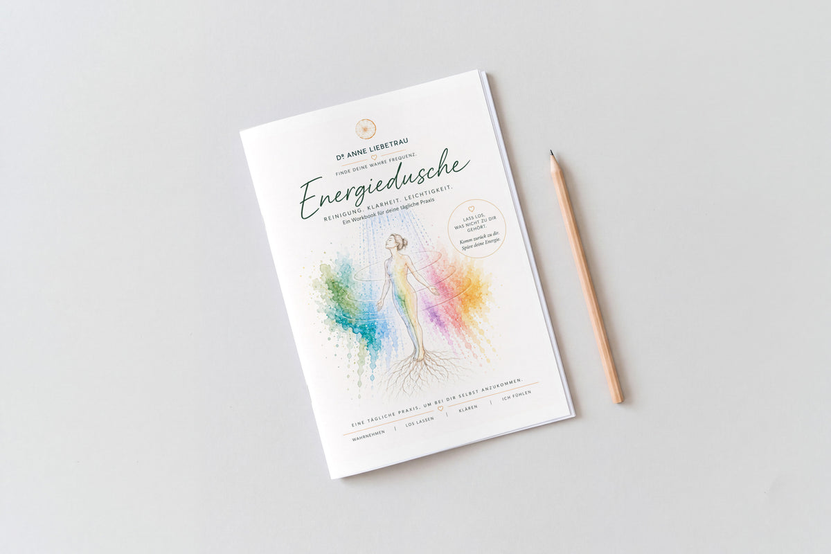 Ausgedrucktes Workbook Energiedusche mit Bleistift auf hellem Grund, zum Selbstausdrucken