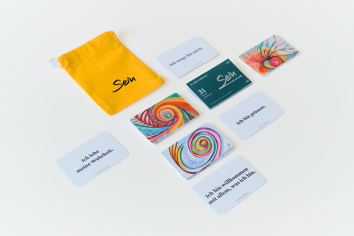Kartenset SEIN im Postkartenformat mit gelbem Beutel und Frequenzkarten