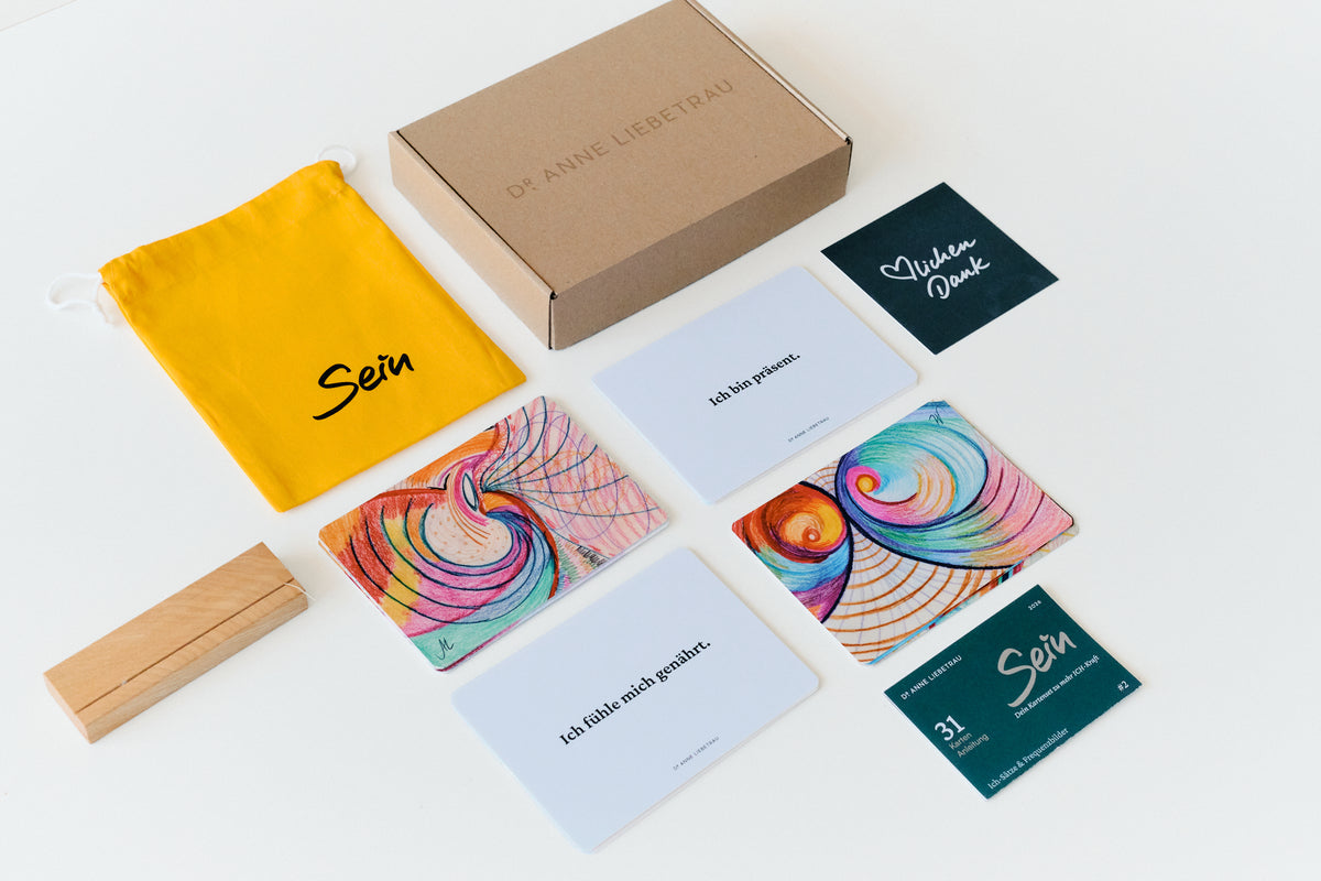 Kartenset SEIN im Postkartenformat mit gelbem Beutel, Versandkarton und Holzständer